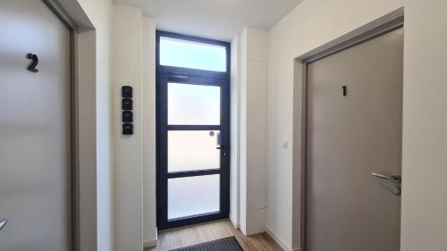 un couloir avec une porte et une fenêtre dans l'établissement Studio Ludo 1, parking privé, wifi, climatisation, entrée autonome, à Poitiers