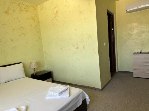 Postel nebo postele na pokoji v ubytování Complex MONACO HOTEL & CASINO