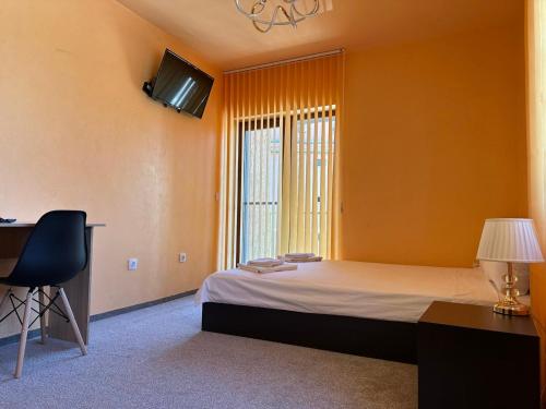 Postel nebo postele na pokoji v ubytování Complex MONACO HOTEL & CASINO