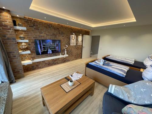 un soggiorno con un divano e un tavolo di Haus Weitblick Emil a Flensburgo