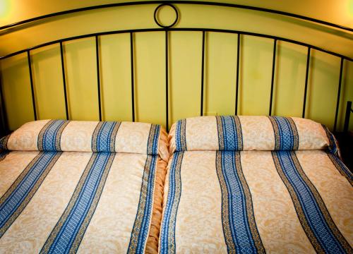 
two beds in a hotel room at Posada Camino de Altamira in Santillana del Mar
