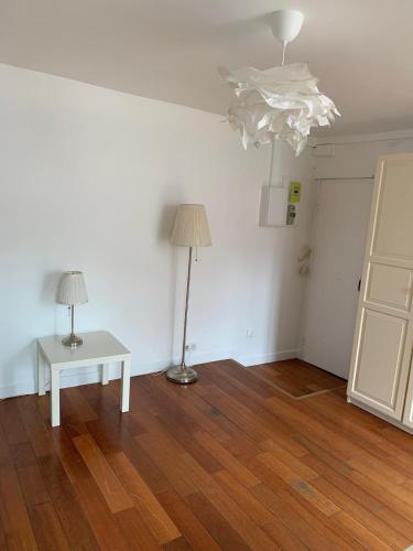 un salon avec une table et une lampe dans l'établissement Studio Saint-Germain-des-prés, à Paris