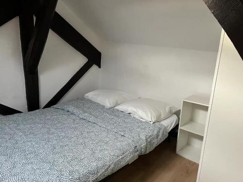 une petite chambre avec un lit et un miroir dans l'établissement Charmant T3 cœur de ville, à Orléans