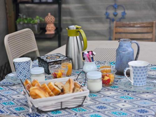 サン・ジョルジュ・ド・ディドンヌにあるKaiolaのフライドポテトの入ったバスケットが置かれたテーブル