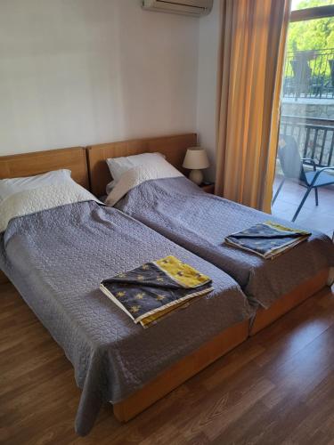 En eller flere senge i et værelse på Vineyard luxery spa resort