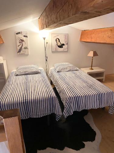 deux lits côte à côte dans une pièce dans l'établissement Maisonnette Antelissa à 3 minutes en voiture des plages et du centre ville, à Saint-Tropez