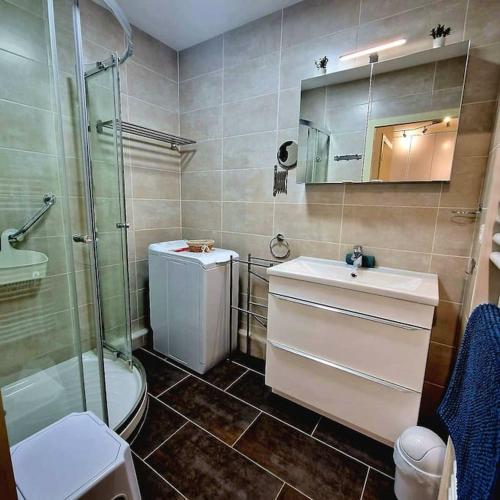 une salle de bain avec toilettes, lavabo et douche dans l'établissement Charmant studio idéal cure ou vacances en Provence, à Gréoux-les-Bains