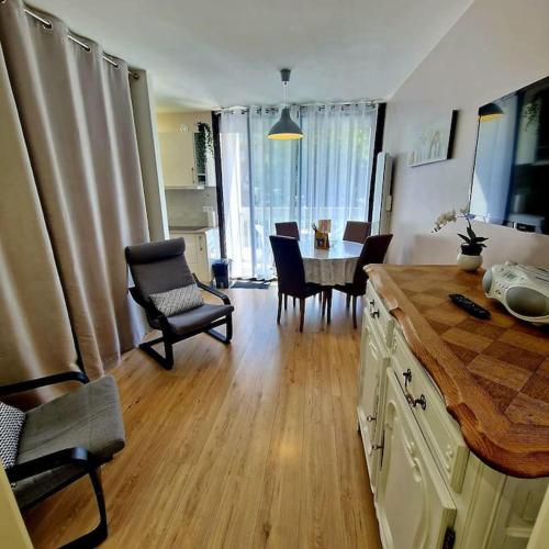 une cuisine et une salle à manger avec une table et des chaises dans l'établissement Charmant studio idéal cure ou vacances en Provence, à Gréoux-les-Bains