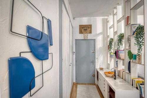 un couloir avec un panier de basket bleu sur le mur dans l'établissement Le Chaleureux - Verdun - Centre Ville, à Grenoble
