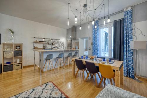 une cuisine et une salle à manger avec une table et des chaises dans l'établissement Le Chaleureux - Verdun - Centre Ville, à Grenoble