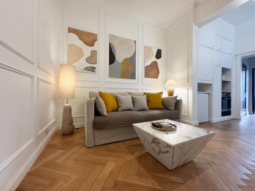 un salon avec un canapé et une table basse dans l'établissement Centre-ville donnant sur cours végétalisée, à Bordeaux