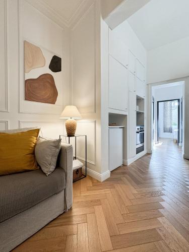 un salon avec un canapé et une cuisine dans l'établissement Centre-ville donnant sur cours végétalisée, à Bordeaux