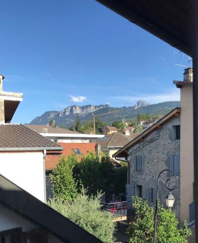 une vue d'une ville avec des montagnes en arrière-plan dans l'établissement Au près de tout, à Neuvecelle