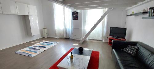 un salon avec un canapé et une table dans l'établissement Appartement centre ville, à Nantes