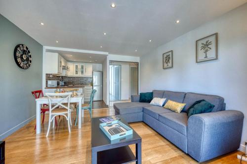 un salon avec un canapé et une table dans l'établissement Le Marianne - GEM - Gare - Garage, à Grenoble