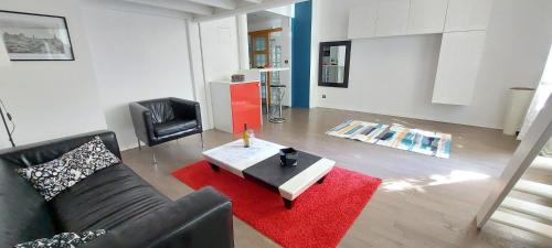 un salon avec un canapé et une table basse dans l'établissement Appartement centre ville, à Nantes