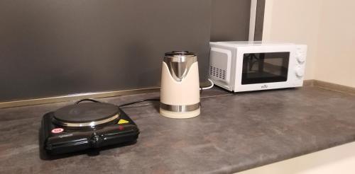 a blender next to a microwave and a toaster at Villa Mimi in Bazmakhpyur