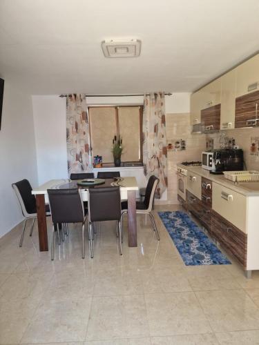 Kuchyň nebo kuchyňský kout v ubytování Mica căsuța