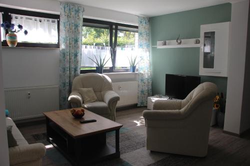 a living room with two chairs and a tv at Ruhig gelegene Wohnung mitten im Herzens von Wolfhagen in Wolfhagen