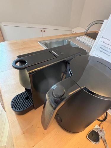 un moniteur informatique assis sur une table en bois dans l'établissement Studio cosy with incredible view, à Paris