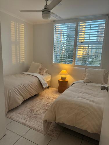 En eller flere senge i et værelse på Surfers Paradise - 2B 2bath Oceanview apartment