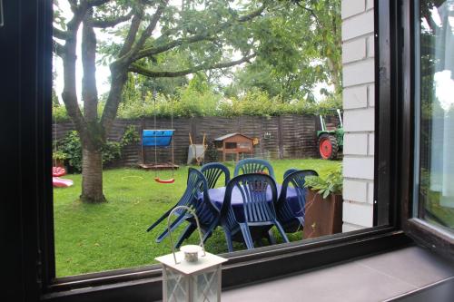 a group of chairs sitting in a yard through a window at Ruhig gelegene Wohnung mitten im Herzens von Wolfhagen in Wolfhagen