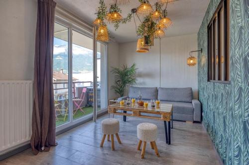 un salon avec une table et un canapé dans l'établissement Le Jungle - Rocade - Grand Place, à Grenoble