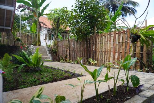 a garden with a fence and some plants at Purwa Ijen in Banyuwangi