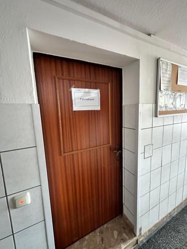 a wooden door in a bathroom with a sign on it at Urlaub im Zentrum von Bad Aussee in Bad Aussee