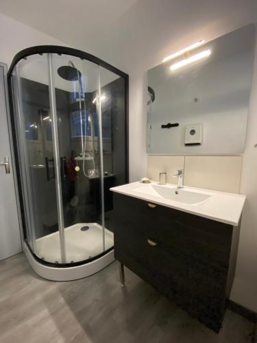 Ένα μπάνιο στο L'Adrien studio tout confort avec terrasse