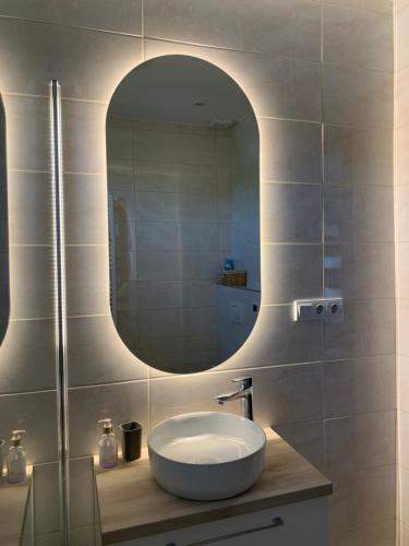 Un baño de Fehér Orchidea Apartman