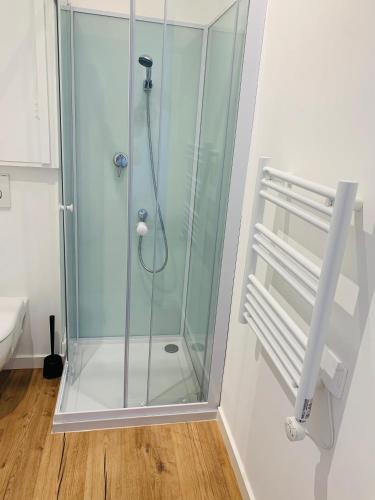una doccia con una porta in vetro in un bagno di Charmante maisonnette neuve proche Thalasso a Sainte-Marie-de-Ré