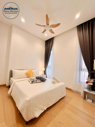 Postel nebo postele na pokoji v ubytování LUCENTIA RESIDENCE BY HOME HORIZON