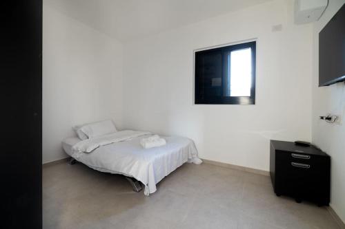 Postel nebo postele na pokoji v ubytování Luxurious Central Raanana Flat with Terrace