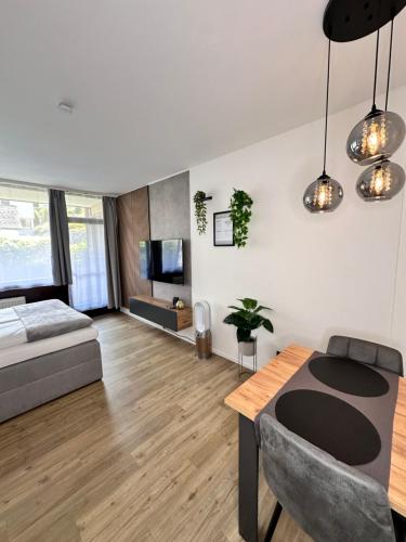 a living room with a bed and a dining table at Urlaub im Zentrum von Bad Aussee in Bad Aussee