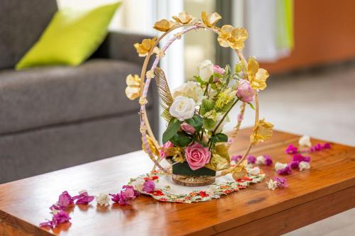 a basket of flowers on a coffee table at Villa Ti'twoine in Pointe-Noire