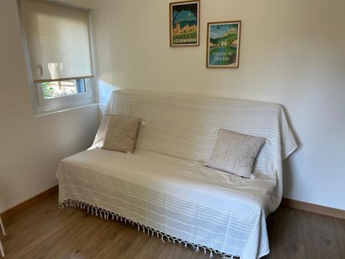 Postel nebo postele na pokoji v ubytování Studio indépendant avec jardin