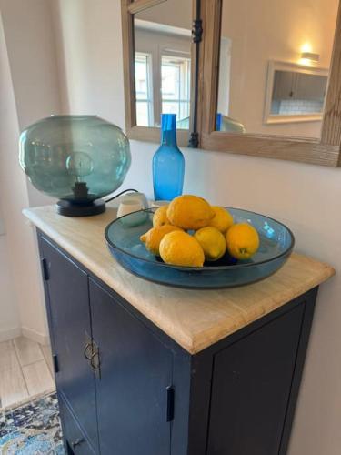 ein Teller mit Zitronen auf einer Theke mit einer blauen Schüssel in der Unterkunft ARAZY - Superb duplex old Antibes very central, AC, terrace in Antibes