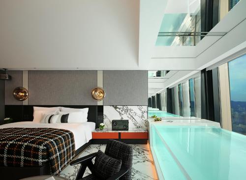 ISEYA Panoramic Hotel Chongqing Jiefangbei Flagshipの敷地内または近くにあるプール