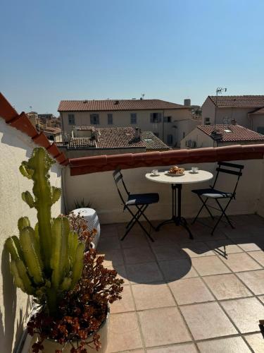 ARAZY - Superb duplex old Antibes very central, AC, terrace