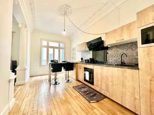 Il comprend une cuisine dotée de parquet et d'un comptoir. dans l'établissement Le Panthéon, urbain et authentique, à Limoges