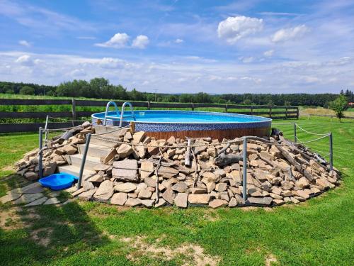 Piscina en o cerca de wellness srub U Holubů
