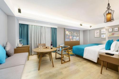 a hotel room with a bed and a table at Mehood Lestie, Shenyang Zhongjie North Station in Shenyang