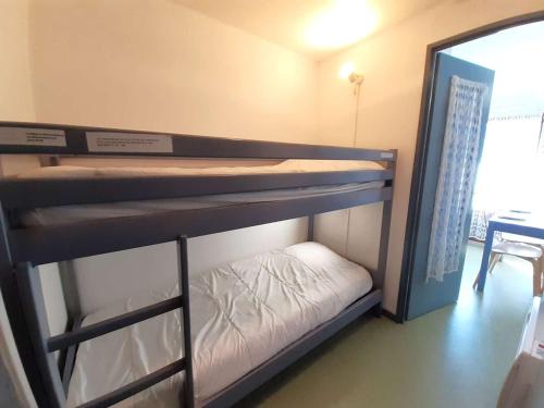 quelques lits superposés dans une chambre dans l'établissement Studio cosy 4 pers avec balcon, parking et salle de musculation à St Lary Soulan - FR-1-457-270, à Saint-Lary-Soulan