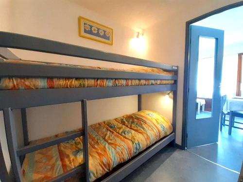 une chambre avec deux lits superposés dans une pièce dans l'établissement Studio cosy avec balcon, parking, salle de musculation - 4 personnes à Saint-Lary-Soulan - FR-1-457-248, à Saint-Lary-Soulan