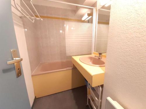 une salle de bain avec un lavabo et une baignoire dans l'établissement Studio cosy avec balcon, parking, salle de musculation - 4 personnes à Saint-Lary-Soulan - FR-1-457-248, à Saint-Lary-Soulan
