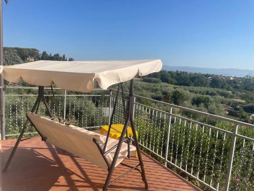 a white umbrella sitting on top of a balcony at Sunshine in Sanfatucchio