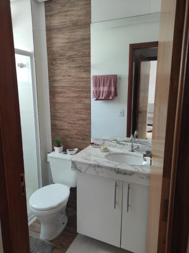 Bilik mandi di Apt aconchegante, moderno e amplo