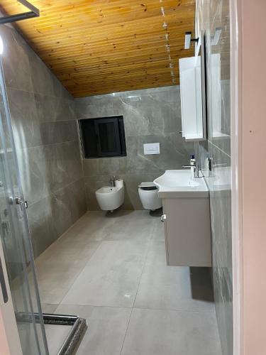 Ένα μπάνιο στο Villa Naim apartament