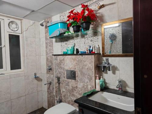 Ένα μπάνιο στο Elite 3BHK 100 Mbps- 19th Floor for Family